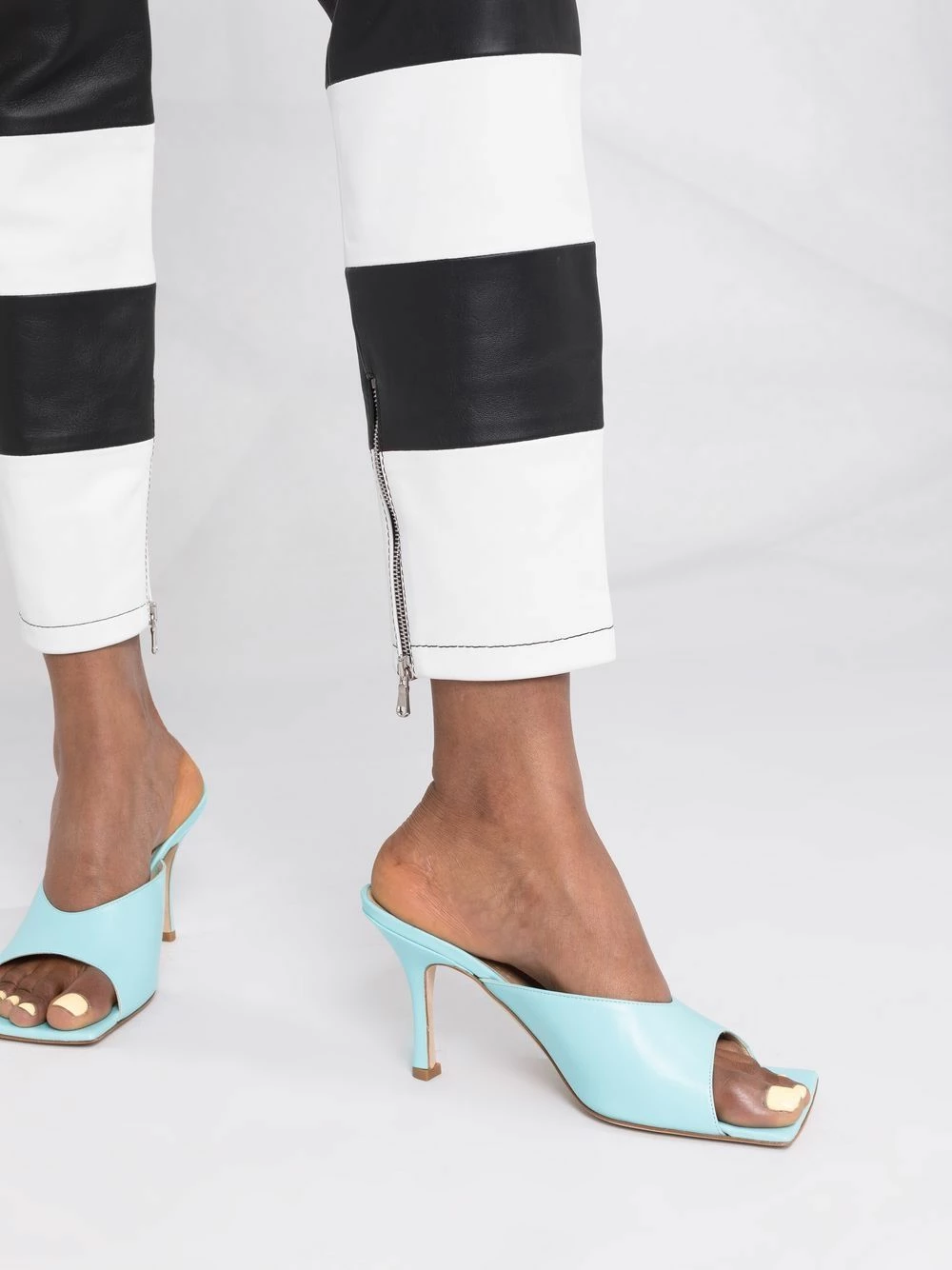 Promo ๐ Moschino High rise panelled ๐ jeans ๐ฏ 5 Moschino high-rise panelled jeans