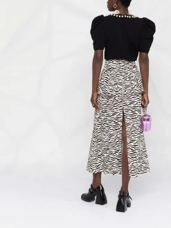 New ๐ Moschino Pearl embellished short sleeved blouse ๐ฅฐ 13 Moschino pearl-embellished short-sleeved blouse