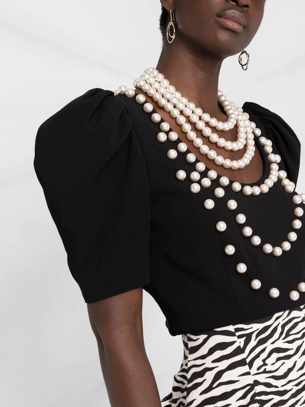 New ๐ Moschino Pearl embellished short sleeved blouse ๐ฅฐ 7 Moschino pearl-embellished short-sleeved blouse