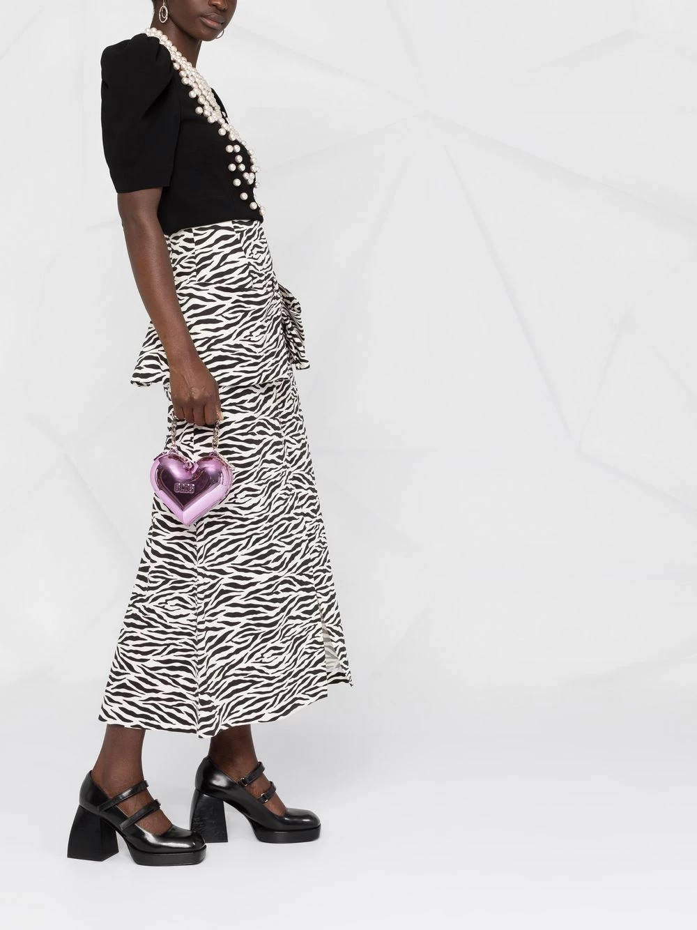 New ๐ Moschino Pearl embellished short sleeved blouse ๐ฅฐ 6 Moschino pearl-embellished short-sleeved blouse