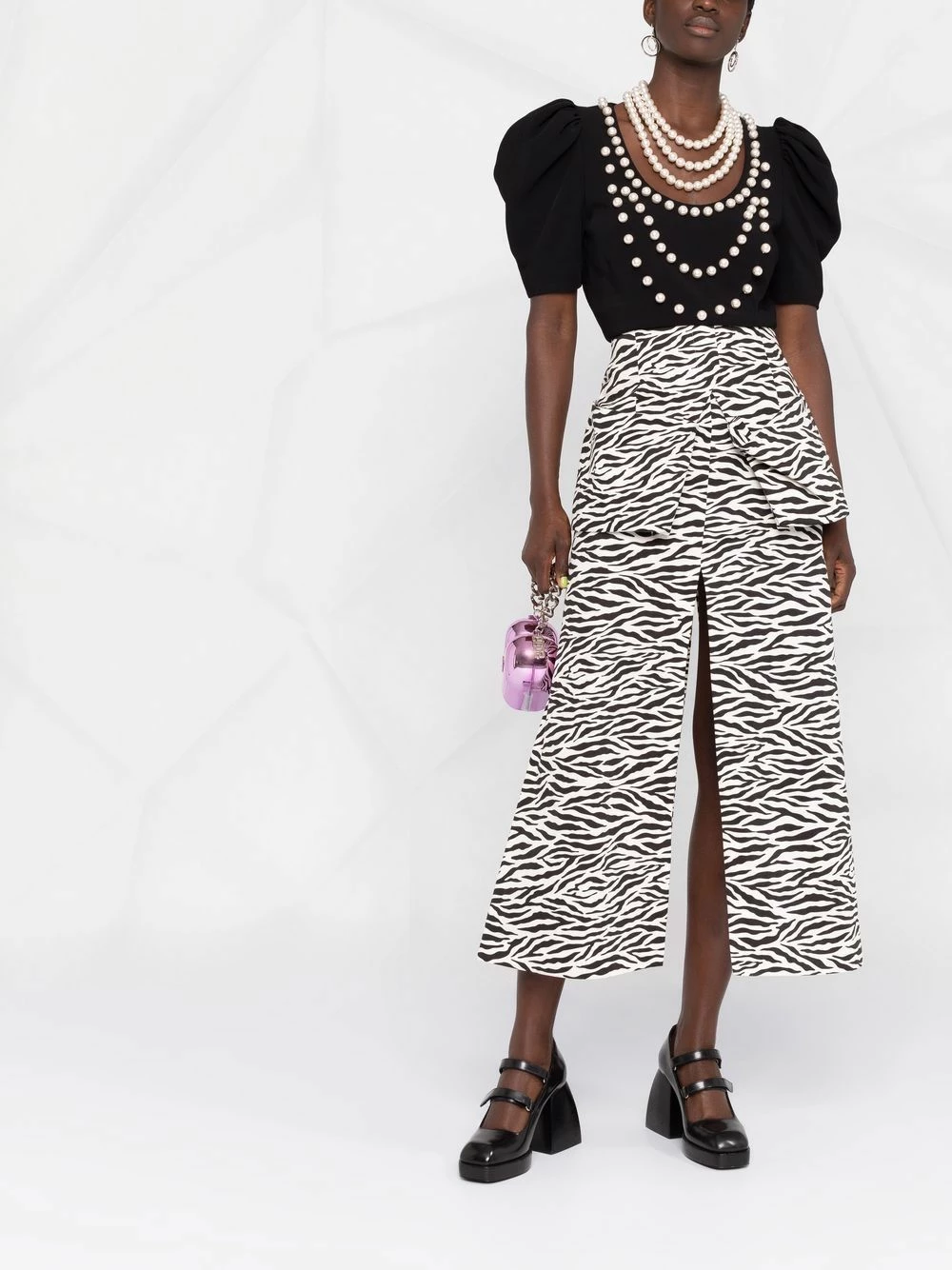 New ๐ Moschino Pearl embellished short sleeved blouse ๐ฅฐ 4 Moschino pearl-embellished short-sleeved blouse