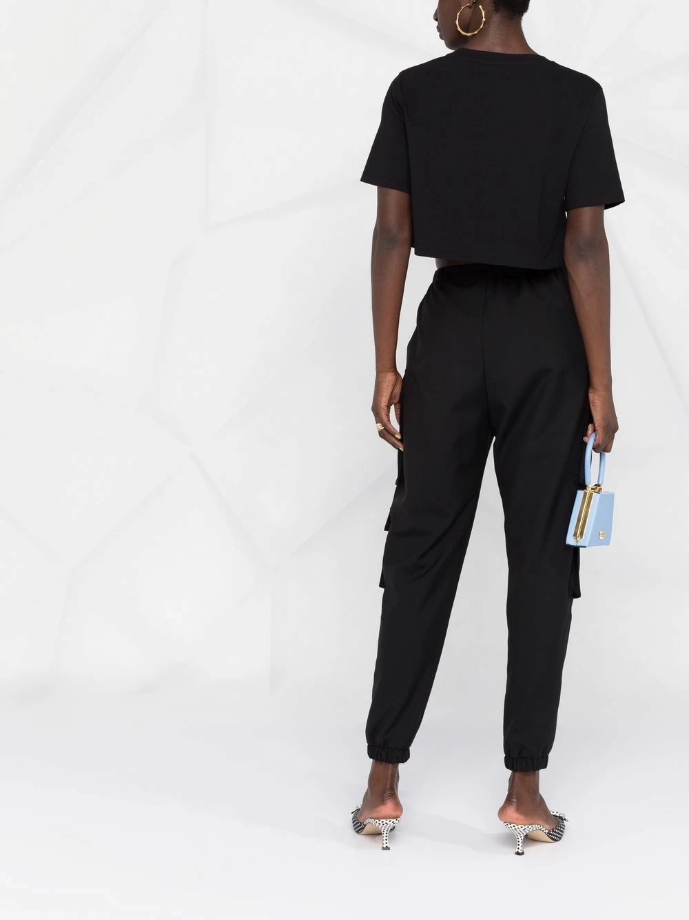 New ๐ฅฐ Moschino Charms motif logo print cropped T ๐ shirt ๐ 6 Moschino charms motif logo-print cropped T-shirt