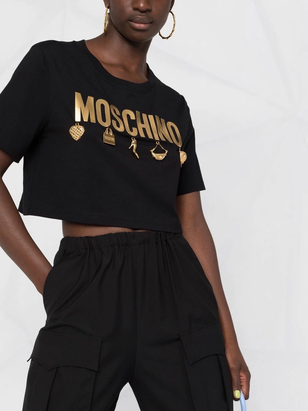 New ๐ฅฐ Moschino Charms motif logo print cropped T ๐ shirt ๐ 5 Moschino charms motif logo-print cropped T-shirt
